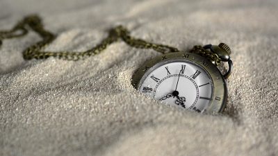 学员在私密教学完成后参与进阶社群交流，屏幕上显示小组讨论界面