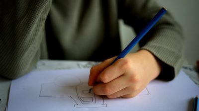 私密教学结束后的自主学习计划制定，笔记本和计划表摆放整齐，光线明亮